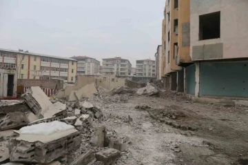 Vali Turan, &ldquo;4 yılda 800 metruk bina yıkıldı&rdquo;
