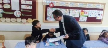 Vali Turan &ouml;ğrencilerin karne sevincine ortak oldu
