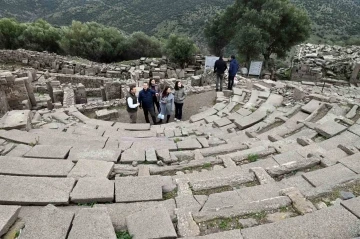 Vali &Uuml;nl&uuml;, Aigai Antik kentinde incelemelerde bulundu
