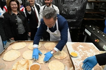 Vali &Uuml;nl&uuml;, &ouml;ğrencilere Ramazan pidesi yaptı
