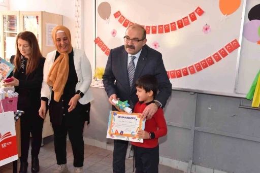 Vali Ustaoğlu kazada yaralanan &ouml;ğrencilerin karnesini hasta yatağında teslim etti
