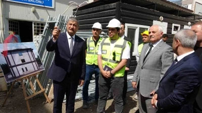 Vali Yavuz, yapımı devam eden okullarda incelemelerde bulundu
