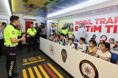 Vali Yiğitbaşı, trafik haftası etkinliklerinde &ccedil;ocuklarla buluştu
