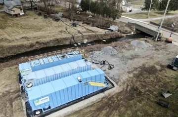 Validen kimyasal sızıntının olduğu b&ouml;lgede musluk suyu i&ccedil;erek "g&uuml;venli" mesajı
