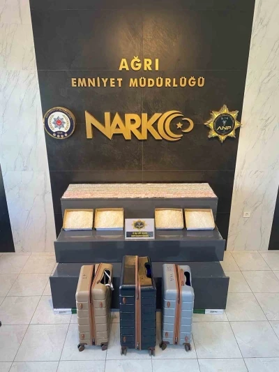 Valiz tabanına zulalanmış 8 kilo metamfetaminle yakalandılar
