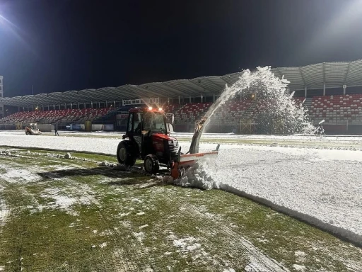 Van Atat&uuml;rk Şehir Stadı&rsquo;nın zemini kardan temizlendi
