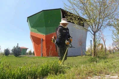 Van B&uuml;y&uuml;kşehir Belediyesi parklarda &ccedil;alışma başlattı
