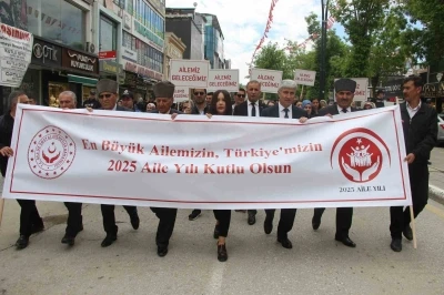 Van&rsquo;da &rsquo;Aile Yılı&rsquo; y&uuml;r&uuml;y&uuml;ş&uuml; yapıldı
