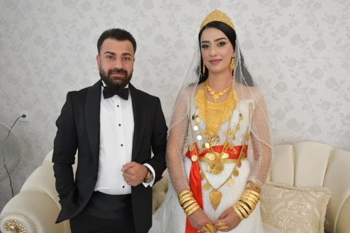 Van&rsquo;da aşiret d&uuml;ğ&uuml;n&uuml;nde geline 4 kilo altın, damada 10 milyon TL takıldı
