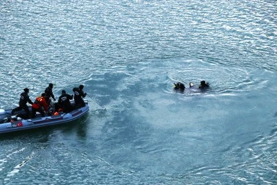 Van'da baraj g&ouml;l&uuml;ne yuvarlanan otomobildeki 3 kişi &ouml;ld&uuml; 