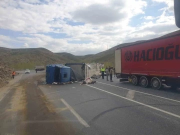 Van&rsquo;da &ccedil;ay y&uuml;kl&uuml; tır devrildi: 1 yaralı
