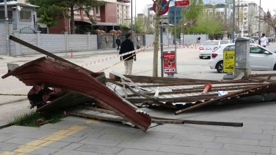 Van&rsquo;da etkili olan fırtına &ccedil;atıları u&ccedil;urdu, ağa&ccedil;ları devirdi
