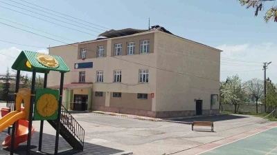 Van&rsquo;da fırtına okulun &ccedil;atısını u&ccedil;urdu
