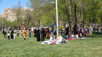 Van&rsquo;da Hıdırellez etkinliği renkli g&ouml;r&uuml;nt&uuml;lere sahne oldu
