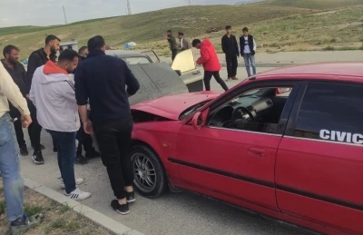 Van&rsquo;da iki otomobil kafa kafaya &ccedil;arpıştı: 1 yaralı
