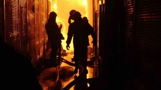 Van&rsquo;da Mısır &Ccedil;arşısı&rsquo;nda &ccedil;ıkan yangın korkulu anlar yaşattı
