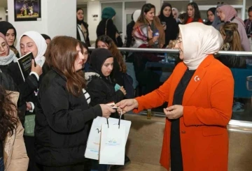 Van&rsquo;da &lsquo;Scapın&rsquo;ın Dolapları&rsquo; oyunu sahnelendi
