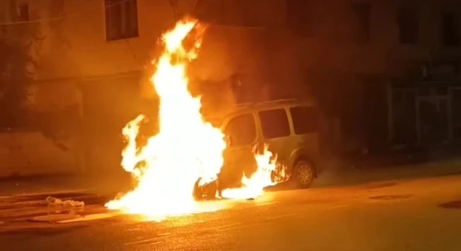 Van&rsquo;da seyir halindeki kamyonet alev alev yandı
