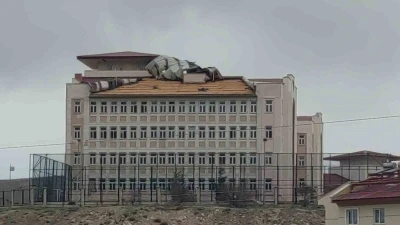 Van&rsquo;da şiddetli fırtına: &Ccedil;atılar u&ccedil;tu
