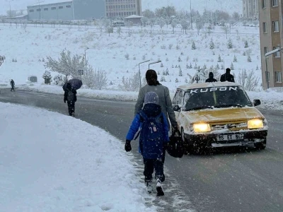 Van&rsquo;da yoğun kar yağışı: U&ccedil;ak seferleri r&ouml;tar yaptı