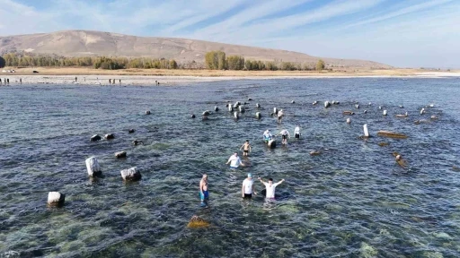 Van G&ouml;l&uuml; aktivistleri g&ouml;ldeki antik yolda y&uuml;zd&uuml;ler
