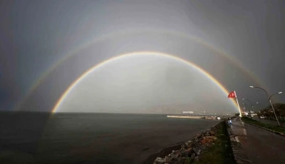 Van G&ouml;l&uuml;&rsquo;nde &ccedil;ift g&ouml;kkuşağı hayranlık uyandırdı
