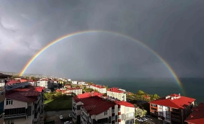 Van G&ouml;l&uuml;&rsquo;nde g&ouml;kkuşağı g&ouml;rsel ş&ouml;len oluşturdu
