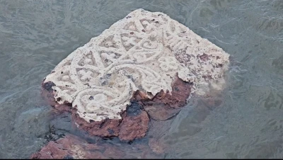 Van G&ouml;l&uuml;&rsquo;ndeki tarihi mezarlar definecilerin hedefi oldu
