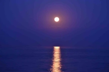 Van G&ouml;l&uuml; &uuml;zerinde y&uuml;kselen S&uuml;per Mavi Ay g&ouml;rsel ş&ouml;len oluşturdu
