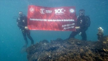 Van G&ouml;l&uuml;'nde Cumhuriyet'in 100. yılına &ouml;zel dalış ger&ccedil;ekleştirdiler