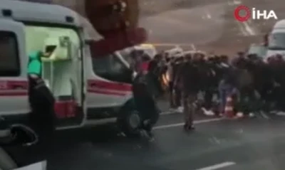 Van-Hakkari karayolunda otomobil tırla &ccedil;arpıştı: 2 &ouml;l&uuml;, 5 yaralı