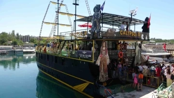 Van&rsquo;ın ilk ve tek eğlence gemisi Calypso Van G&ouml;l&uuml; sularına indi
