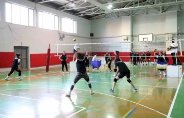 Van&rsquo;ın kızları yeni sezon i&ccedil;in file başına ge&ccedil;ti
