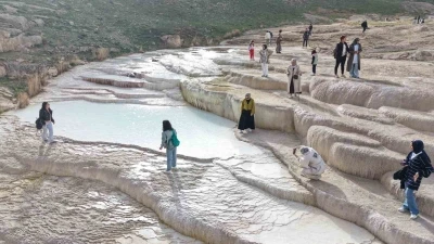 Van&rsquo;ın travertenlerine ziyaret&ccedil;i akını
