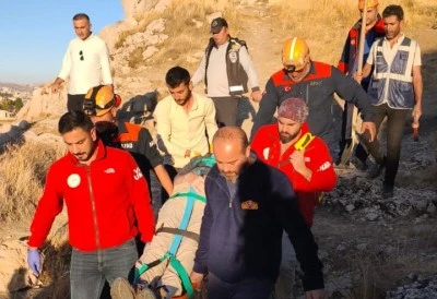 Van Kalesi'nden mağaraya d&uuml;şen Alman turist, AFAD ve UMKE ekiplerince kurtarıldı