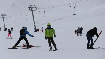 Van'daki Abalı Kayak Merkezi'nde yoğunluk yaşanıyor