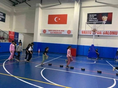 Varto&rsquo;da a&ccedil;ılan atletizm kursunda geleceğin sporcuları yetişiyor

