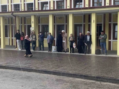 Vatandaşlar ıslanmamak i&ccedil;in kapalı alanların girişlerine sığındı
