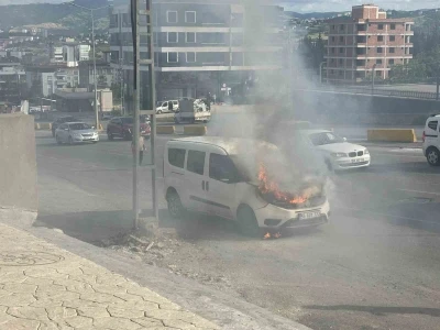 Vatandaşlar kovalarla su taşıdı, ara&ccedil; yanmaktan kurtuldu