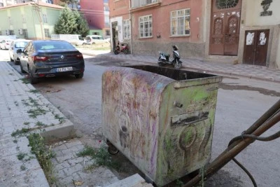 Vatandaşlar yeni doğmuş bebeği &ccedil;&ouml;p konteynerinde buldu