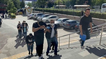 Vatandaşları sahte dekontla 700 bin lira dolandıran 4 ş&uuml;pheli tutuklandı
