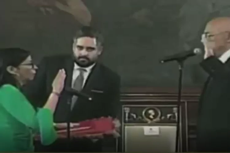 Venezuela'da ge&ccedil;ici başkan yemin edip g&ouml;reve başladı