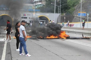 Venezuela se&ccedil;imlerin ardından savaş alanına d&ouml;nd&uuml;: 2 &ouml;l&uuml;