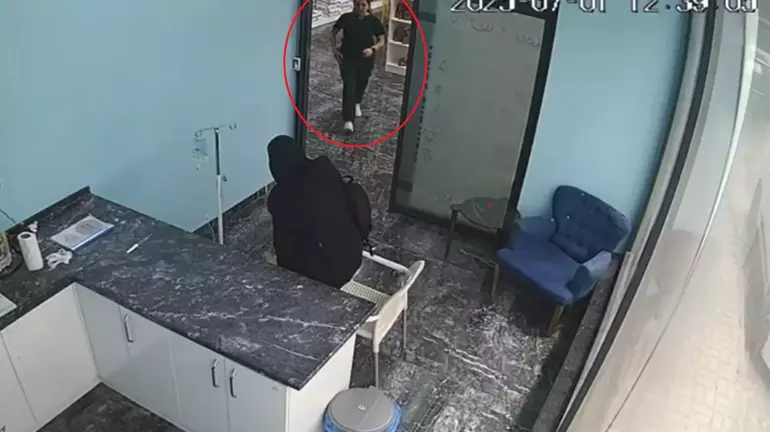 Veteriner deprem sırasında serum takılı k&ouml;peğin yanına koştu