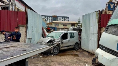 Vin&ccedil; hurdalık &ouml;n&uuml;nde &ccedil;arptığı aracı hurdaya &ccedil;ıkardı
