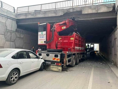 Vin&ccedil; k&ouml;pr&uuml;ye, otomobil de vince &ccedil;arptı: 4 yaralı