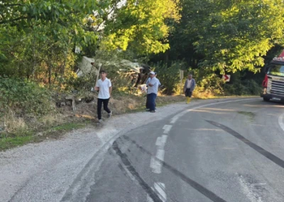 Virajı alamayan minib&uuml;s devrildi: 2 yaralı