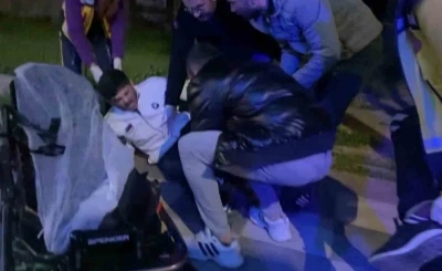 Virajı alamayan motosiklet kaldırıma &ccedil;arptı: 2 yaralı
