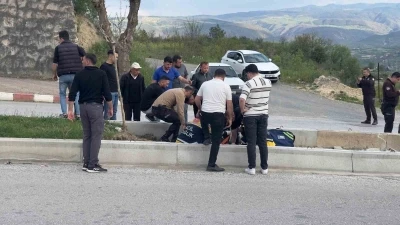 Virajı alamayan motosiklet ref&uuml;je &ccedil;arptı: 1 ağır yaralı
