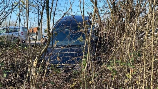 Virajı alamayan otomobil ağa&ccedil;lık alana daldı: S&uuml;r&uuml;c&uuml; 2.00 promil alkoll&uuml; &ccedil;ıktı
